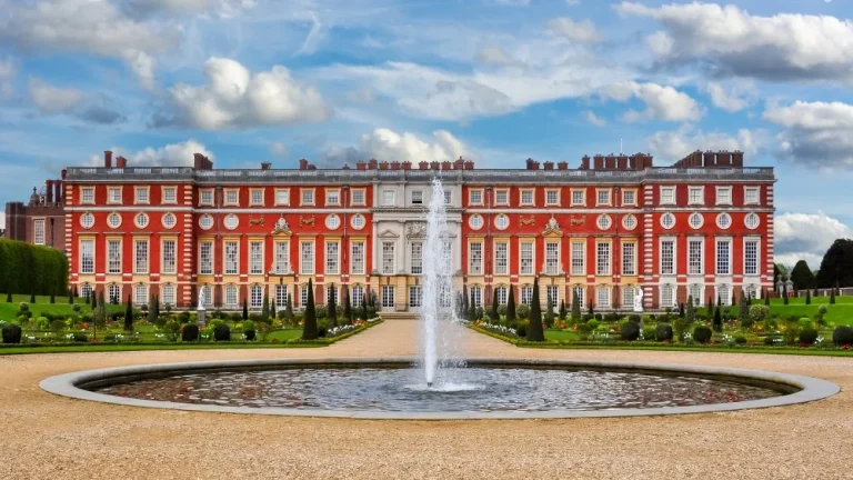 Hampton Court : Le Palais Luxueux d&rsquo;Henry VIII