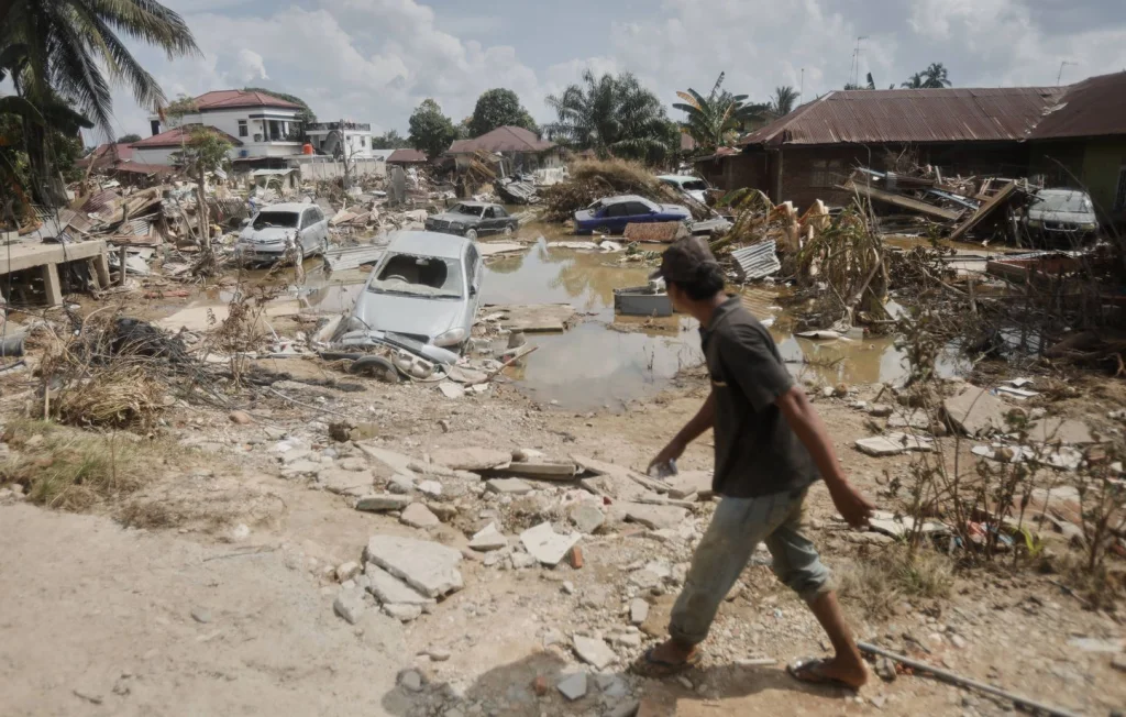 Indonésie: le bilan des inondations atteint 1.003 morts