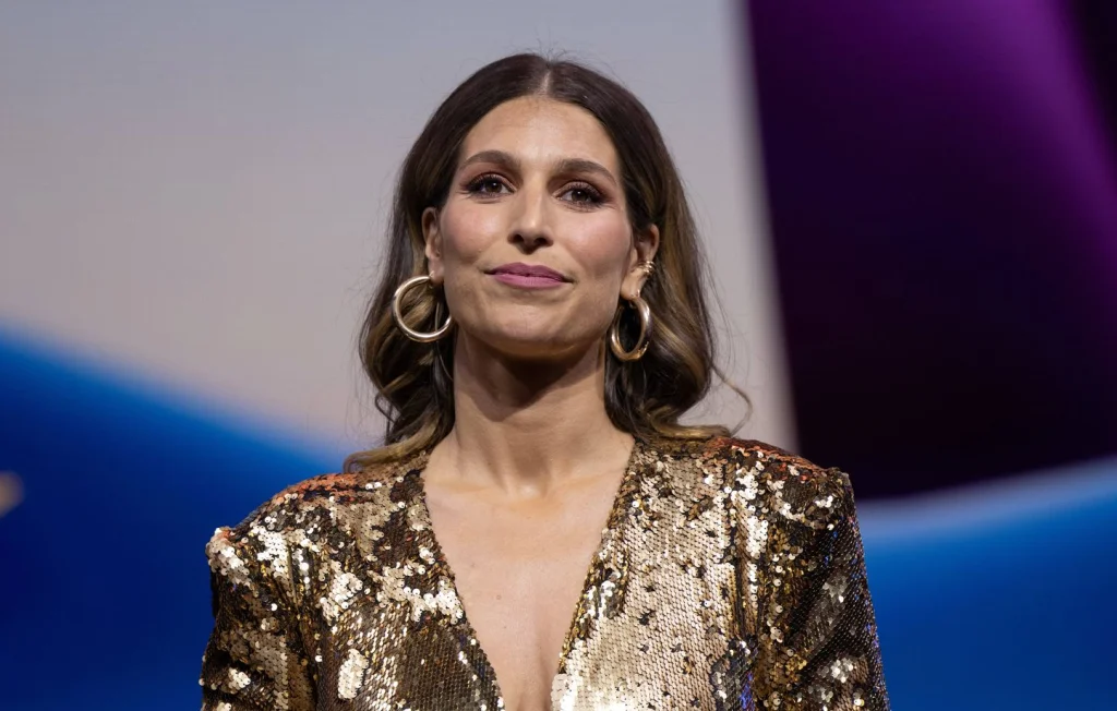 Laury Thilleman réagit 14 ans après le baiser imposé par Ary Abittan