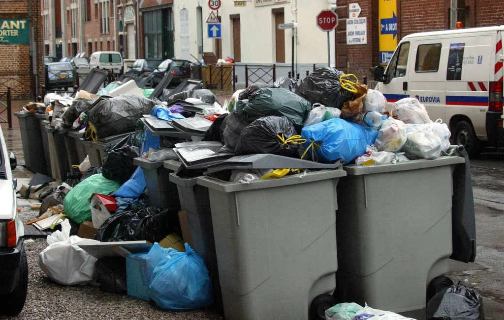 Lille: collecte des déchets paralysée après une semaine de grève
