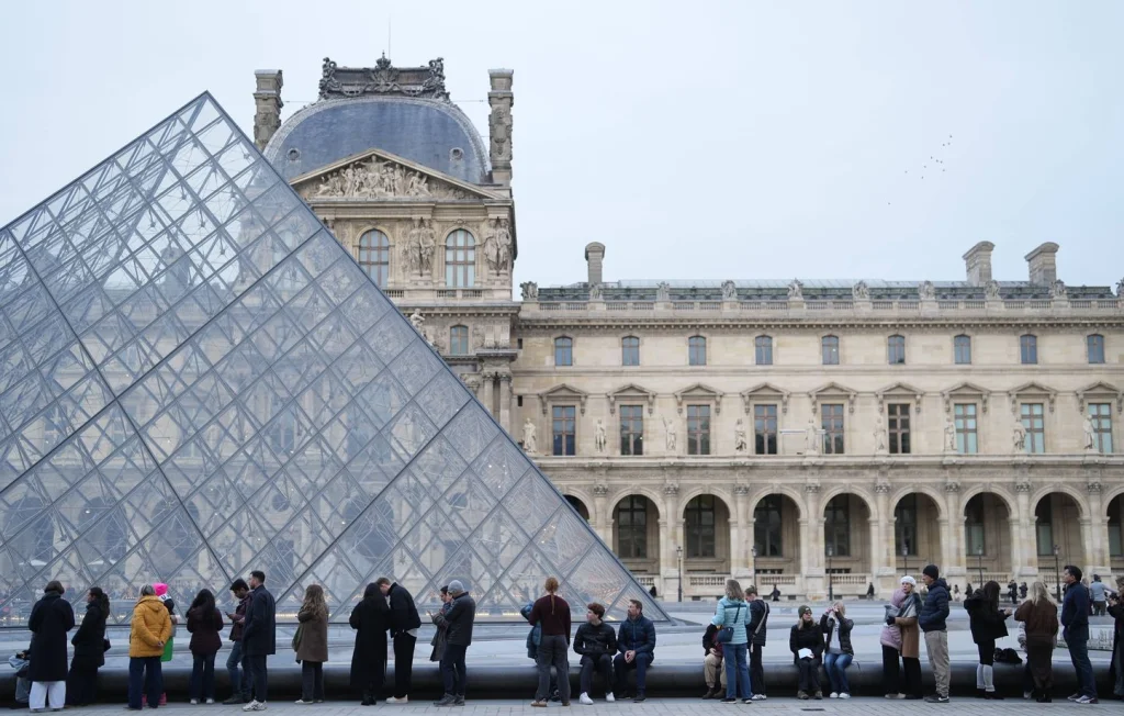 Louvre : fin de la grève votée, réouverture normale