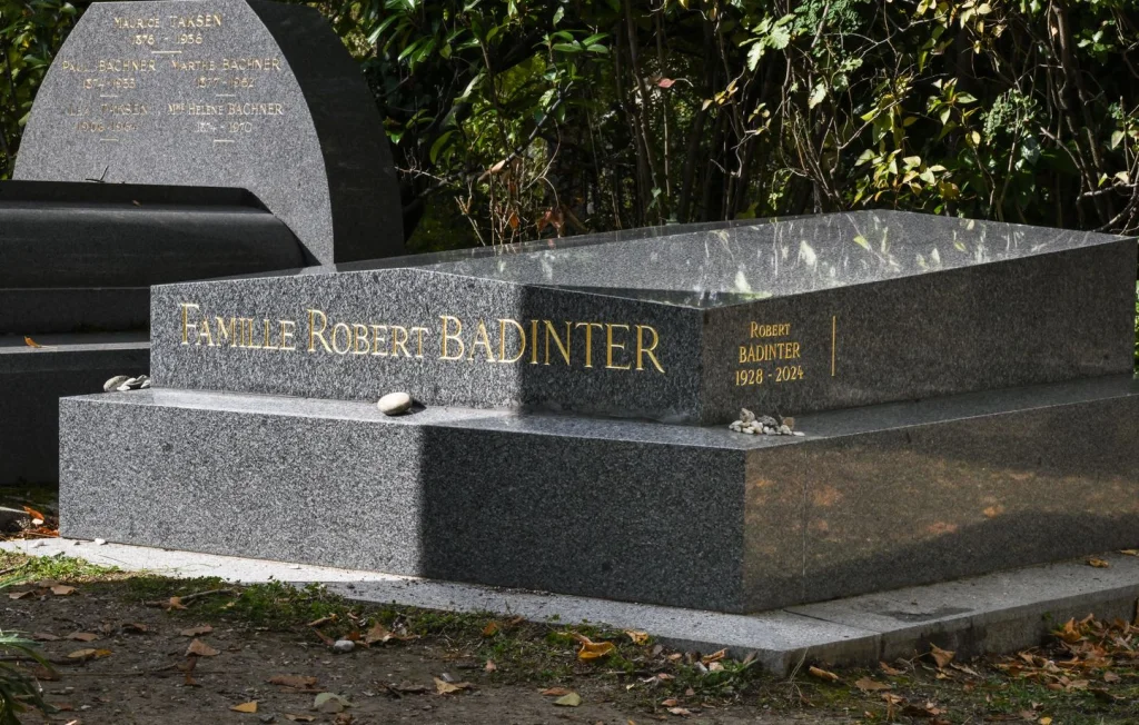 Un an de prison avec sursis pour profanation de la tombe de Badinter