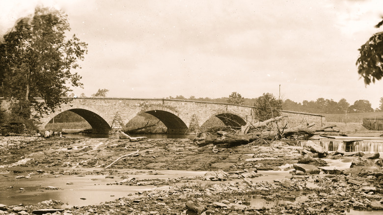 Pont Antietam entouré darbres