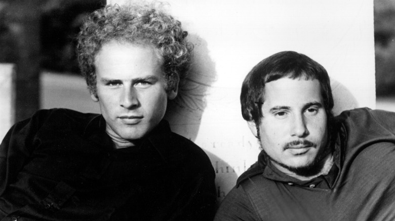 Art Garfunkel et Paul Simon lors d'une séance photo de promotion en 1970
