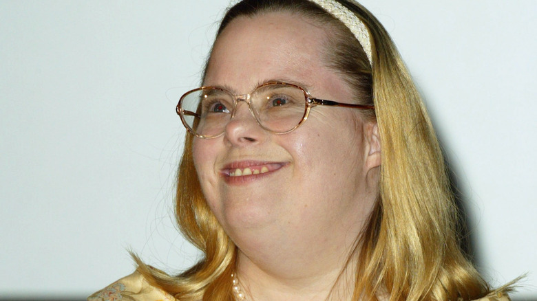 Andrea Fay Friedman parlant lors d’un événement