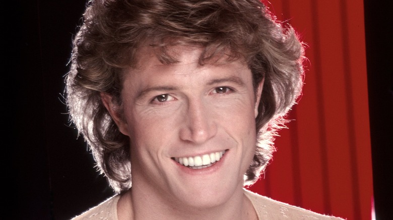 Andy Gibb souriant pour un portrait