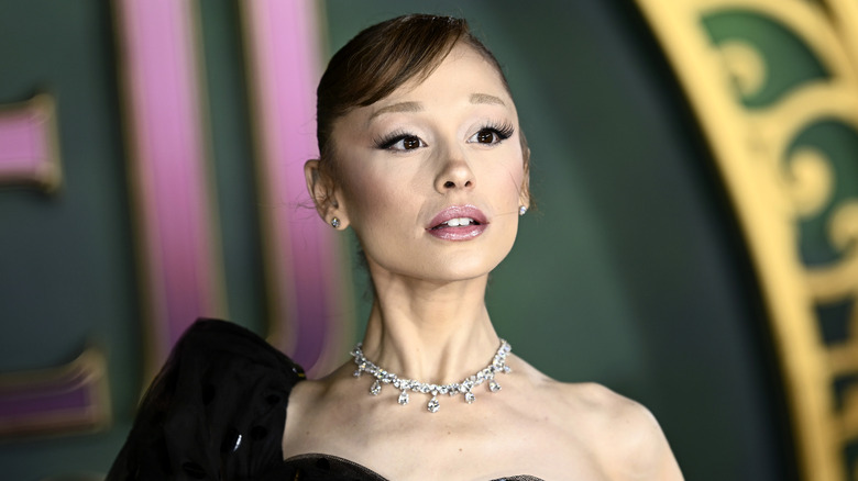 Ariana Grande léchant des donuts