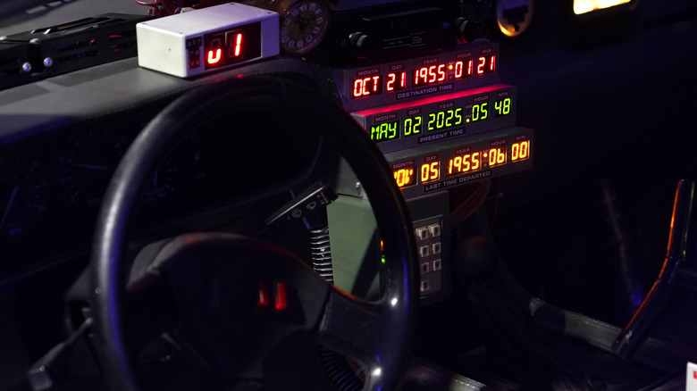 vue interieur d une DeLorean avec l affichage voyage dans le temps