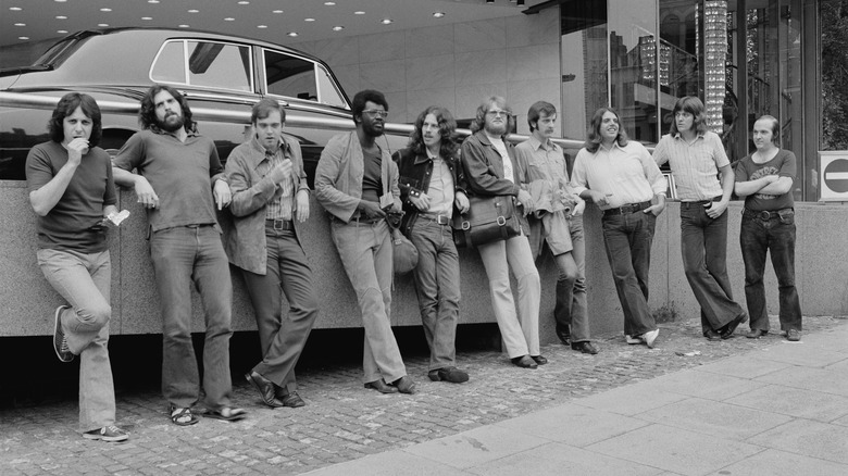 Blood, Sweat and Tears alignés devant une voiture