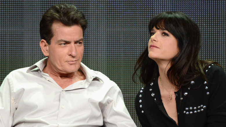 Charlie Sheen et Selma Blair dans Anger Management