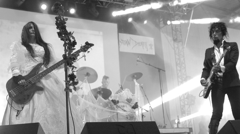 Christian Death sur scène en costume