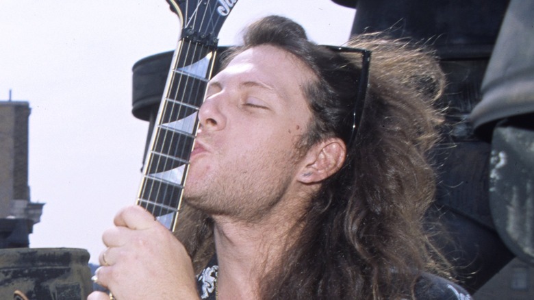 Criss Oliva embrassant sa guitare