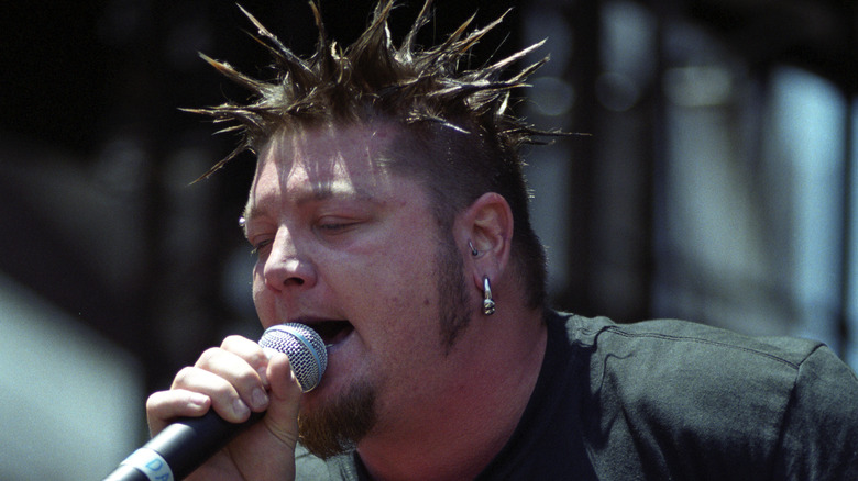 Dave Williams chantant dans le micro