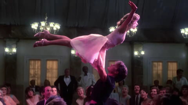 Patrick Swayze soulevant Jennifer Grey dans Dirty Dancing
