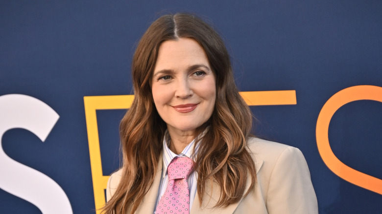 Drew Barrymore dévoilant son décolleté sur le plateau de David Letterman