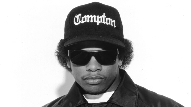 Eazy-E en casquette de baseball et lunettes de soleil lors d