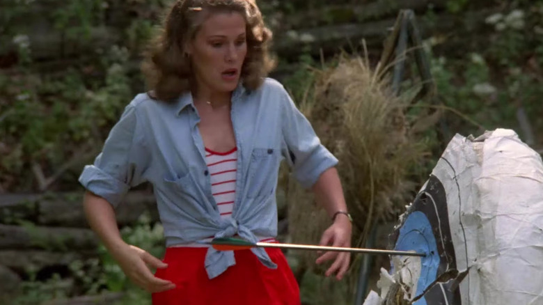 femme surpris par une flèche frappant une cible près d elle