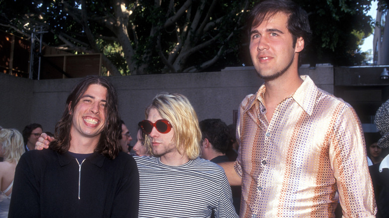 Dave Grohl, Kurt Cobain et Krist Novoselic de Nirvana sourient