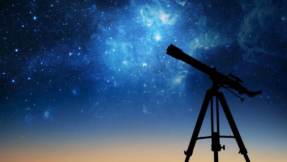 Télescope observant le ciel