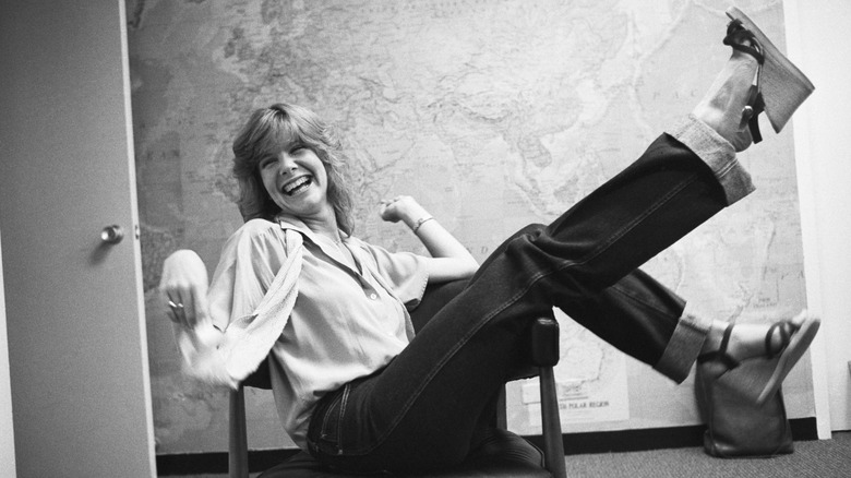 Debby Boone s'amusant sur une chaise