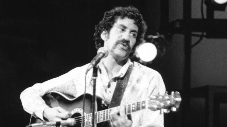 Jim Croce jouant de la guitare sur scène
