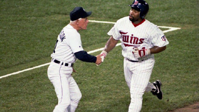 Kirby Puckett serrant la main
