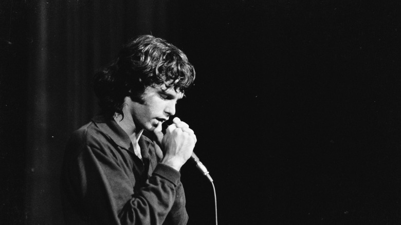 Jim Morrison chantant sur scène