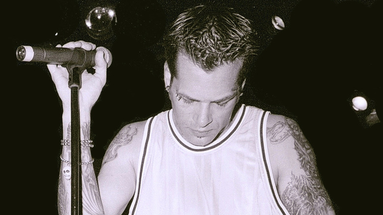 Lynn Strait au microphone, regard vers le sol