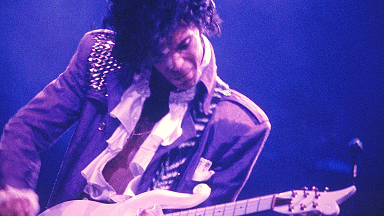 Prince jouant de la guitare électrique dans les années 80