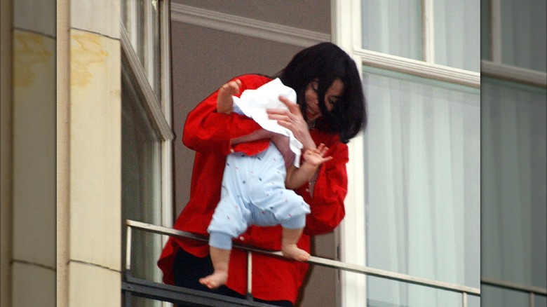 Michael Jackson avec son bébé près d’un balcon