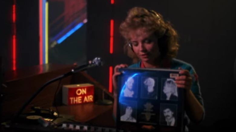 capture d ecran d une adolescente blonde assise dans une station de radio