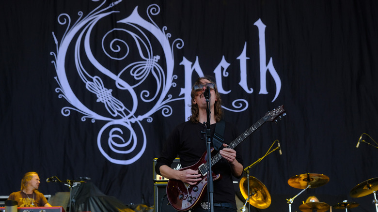 Opeth sur scène avec un fond sombre