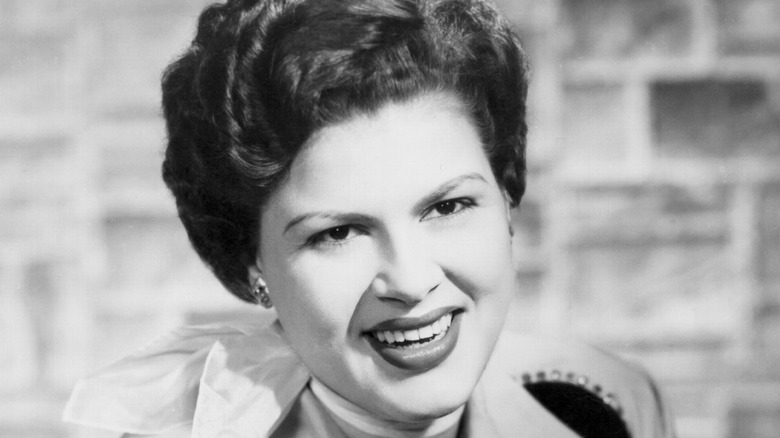 Patsy Cline souriante en photo de promotion