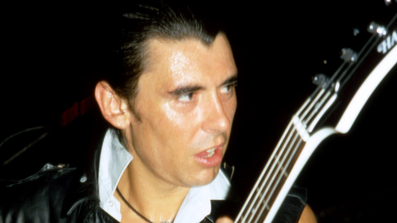 Pete Farndon jouant de la basse