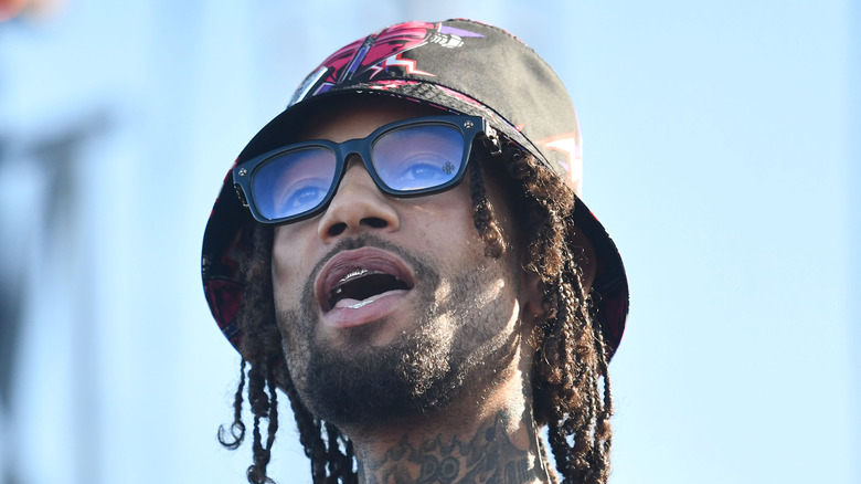 PnB Rock portant des lunettes et un chapeau