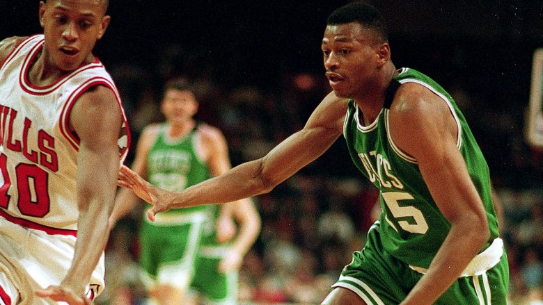 Junior Seau lançant un ballon de football