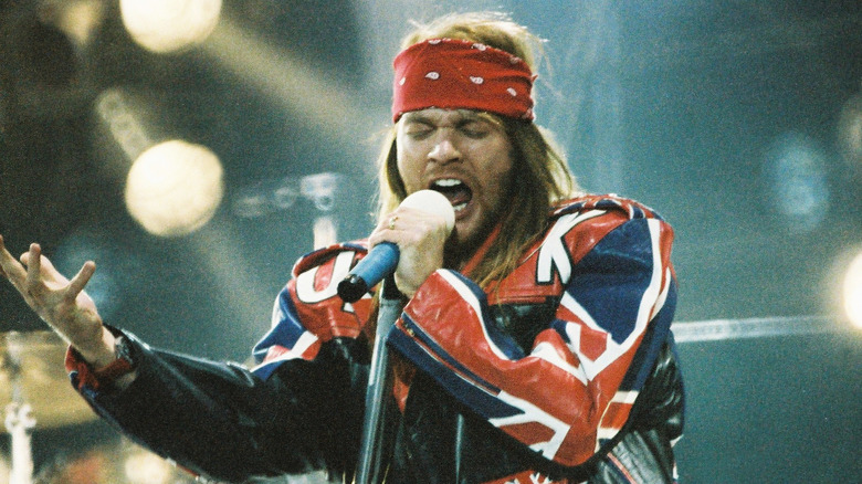 Axl Rose chantant en rouge bandana