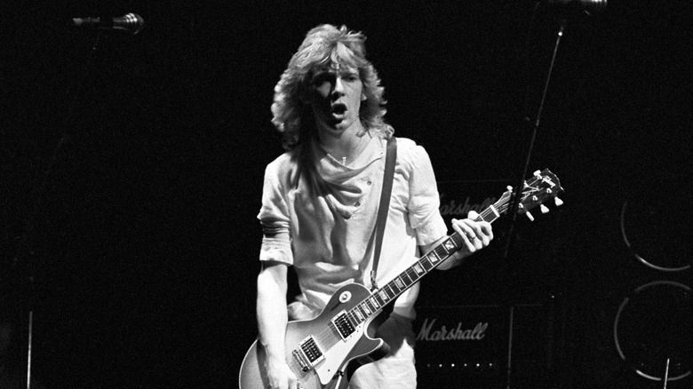 Steve Clark jouant de la guitare sur scène