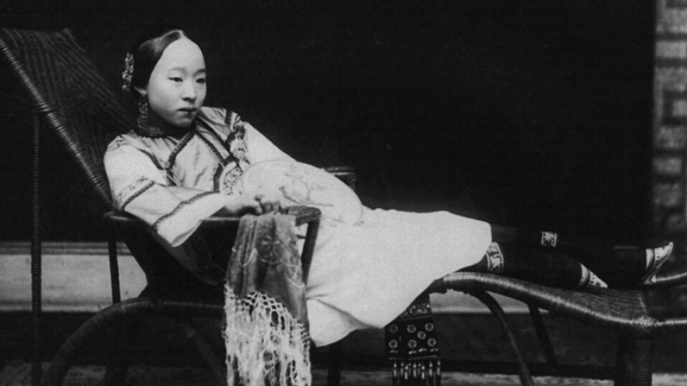 Femme chinoise aisée aux pieds bandés
