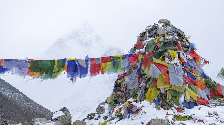 Everest memorial to dead climbers