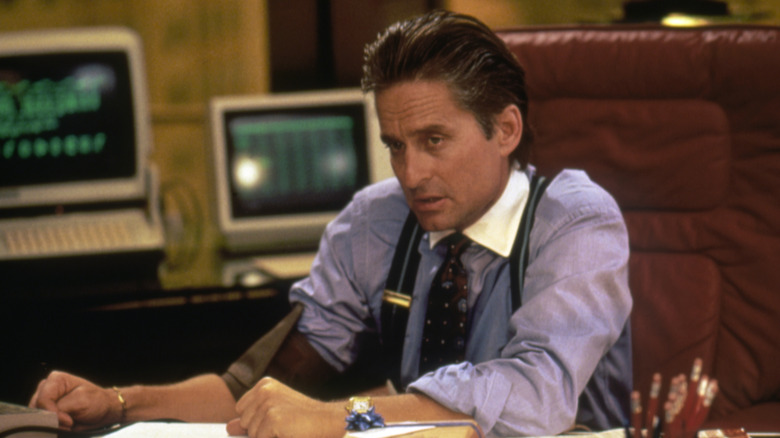 Michael Douglas au bureau sur le plateau de Wall Street