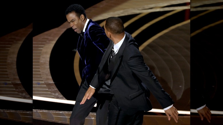 Will Smith giflant Chris Rock lors des Oscars 2022