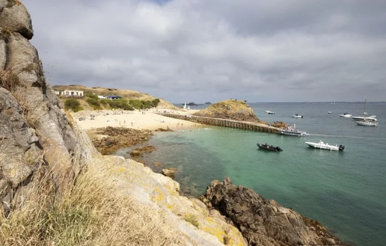 Bretagne: Qui veut travailler sur Cézembre, île bombardée