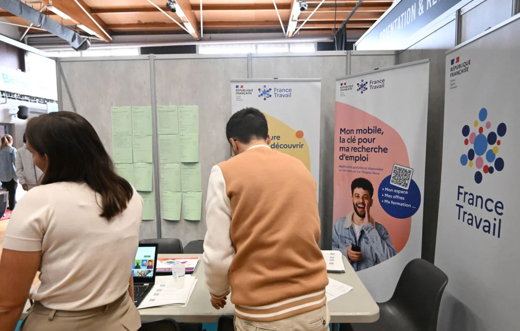 L’IA chez France Travail: gains mais lacunes selon la Cour des comptes