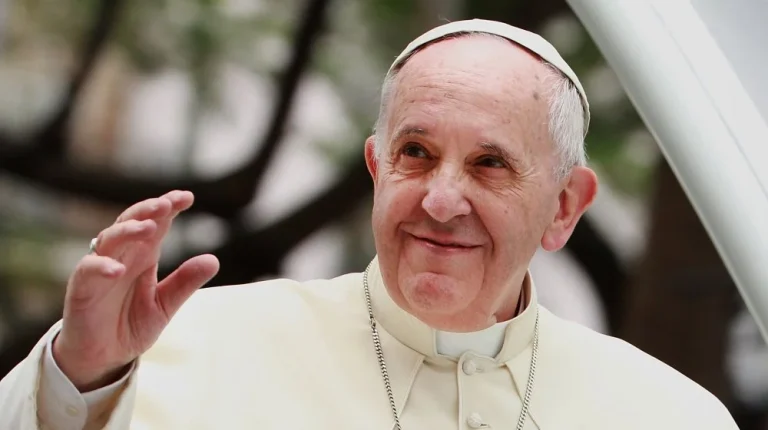 Le Salaire du Pape : Combien Gagne-t-il Réellement ?