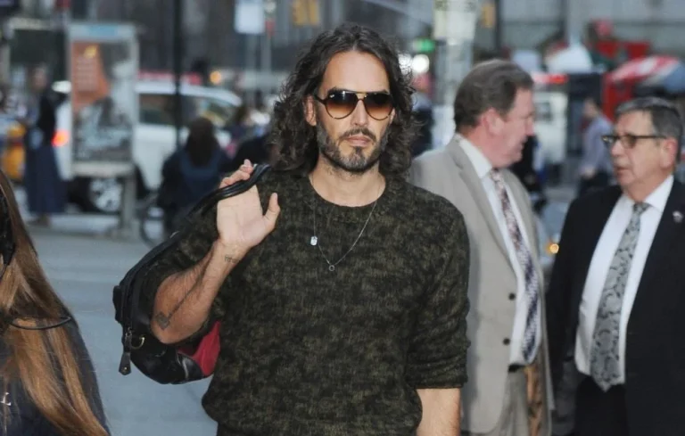 Russell Brand libéré sous caution au Royaume-Uni