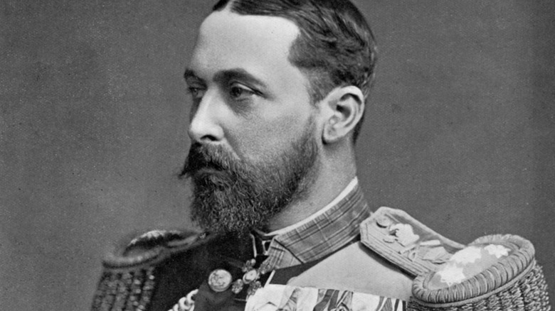 Alfred habillé en amiral de la flotte