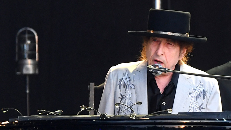 Bob Dylan chantant sur scène en 2023