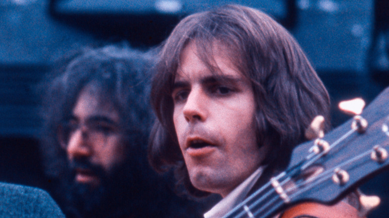 Bob Weir onstage, Jerry Garcia en arrière-plan