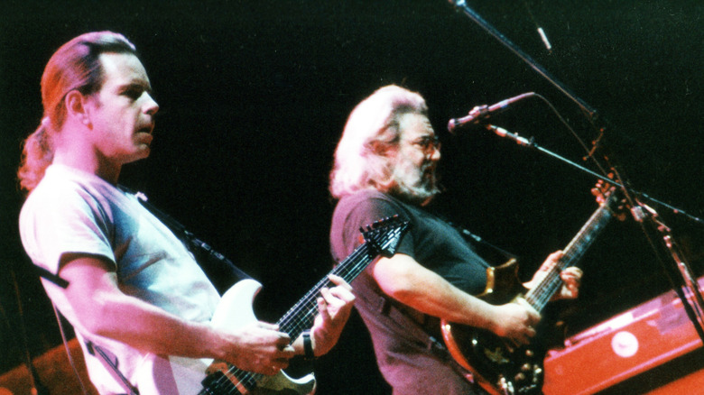 Bob Weir sur scène avec Jerry Garcia dans les années 1980